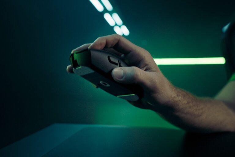 https___medias-p1.phoenix.razer.com_sys-master-phoenix-images-container_h6a_h89_9926512934942_250710-deathadder-v4-pro-black-1500x1000-2